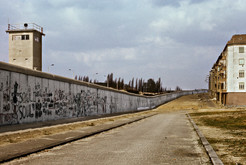 Berliner Mauer mit Wachturm auf dem früheren Bahngelände an der Schwedter Straße auf Höhe des Gleimtunnels am Falkplatz. Bild 9149