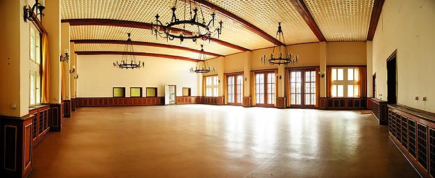 Halle. Der Saal im <a data-static href="/de/atlas/aerztefuehrerschule-alt-rehse/images/#image-2069" title="Ärzteführerschule Alt Rehse">Gemeinschaftshaus</a>. Im Stile einer germanischen Thinghalle errichtet. Das Gebäude brannte 1945 ab und wurde neu errichtet. Die Kunststoffverkleidung der 60er Jahre verbirgt die wahre Dimension der Balken. Hier in der <a data-static href="/de/atlas/aerztefuehrerschule-alt-rehse/images/#image-4898" title="Ärzteführerschule Alt Rehse">historischen Darstellung</a> noch zu sehen. Halle. Der Saal im <a data-static href="/de/atlas/aerztefuehrerschule-alt-rehse/images/#image-2069" title="Ärzteführerschule Alt Rehse">Gemeinschaftshaus</a>. Im Stile einer germanischen Thinghalle errichtet. Das Gebäude brannte 1945 ab und wurde neu errichtet. Die Kunststoffverkleidung der 60er Jahre verbirgt die wahre Dimension der Balken. Hier in der <a data-static href="/de/atlas/aerztefuehrerschule-alt-rehse/images/#image-4898" title="Ärzteführerschule Alt Rehse">historischen Darstellung</a> noch zu sehen.