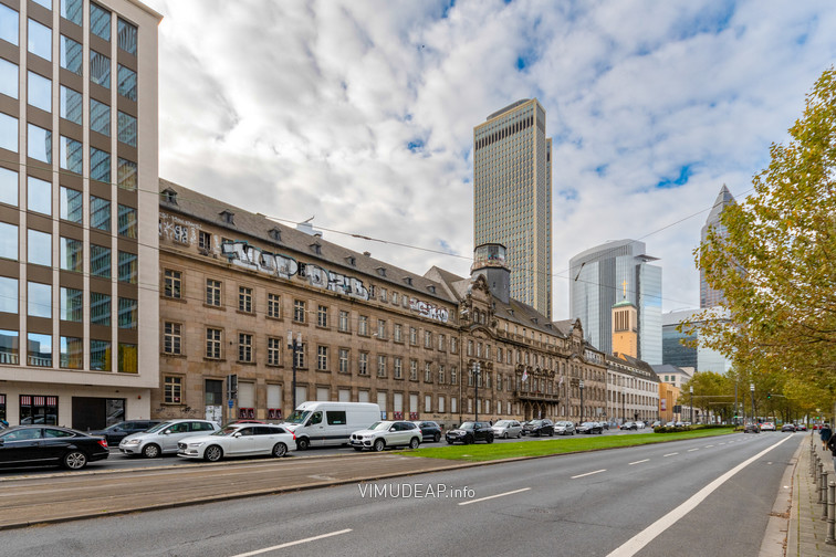 Außenansicht mit ehemaligem Haupteingang an der Friedrich-Ebert-Anlage, im Hintegrund "Tower 185" und "Messeturm" Außenansicht mit ehemaligem Haupteingang an der Friedrich-Ebert-Anlage, im Hintegrund "Tower 185" und "Messeturm"