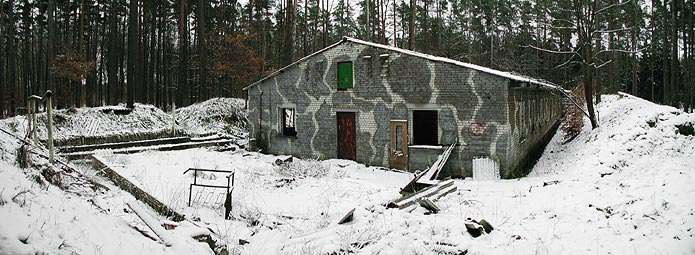 Stabsbaracke. Blick auf die Stabsbaracke. Der Bereich vor dem Giebel (linke Bildhälfte) weist ein interessantes Detail auf. Unter dem Schnee verbirgt sich ein Betonrelief des mutmaßlichen Einsatzgebietes in Westeuropa. Es diente dem Personal (das auf den Terrassen herum sitzen konnte) zur Einweisung. Solche Lehrstützpunkte für die Entschlußtrainings gab es auch an anderen Führungsstellen als Operativ-taktische Ausbildungspunkte und Zentren. Leider ist das <a data-static href="/de/atlas/ausweichfuehrungsstelle-neuglobsow/images/#image-1619" title="Ausweichführungsstelle Neuglobsow">Relief</a> selbst völlig überwuchert und sehr porös, so dass es nur noch wenige Informationen liefert. Stabsbaracke. Blick auf die Stabsbaracke. Der Bereich vor dem Giebel (linke Bildhälfte) weist ein interessantes Detail auf. Unter dem Schnee verbirgt sich ein Betonrelief des mutmaßlichen Einsatzgebietes in Westeuropa. Es diente dem Personal (das auf den Terrassen herum sitzen konnte) zur Einweisung. Solche Lehrstützpunkte für die Entschlußtrainings gab es auch an anderen Führungsstellen als Operativ-taktische Ausbildungspunkte und Zentren. Leider ist das <a data-static href="/de/atlas/ausweichfuehrungsstelle-neuglobsow/images/#image-1619" title="Ausweichführungsstelle Neuglobsow">Relief</a> selbst völlig überwuchert und sehr porös, so dass es nur noch wenige Informationen liefert.