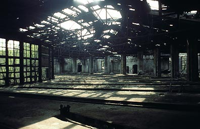 21 Stände. 21 Stände hatte der Schuppen. Schon 1895 wurden sie verlängert, da die Lokomotiven größer wurden. 21 Stände. 21 Stände hatte der Schuppen. Schon 1895 wurden sie verlängert, da die Lokomotiven größer wurden.