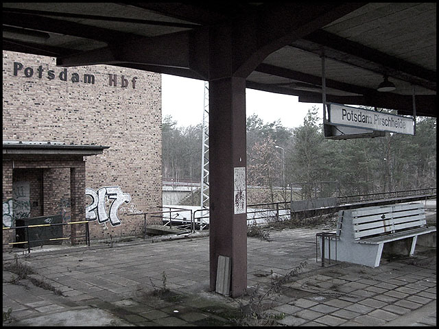 Pirschheide 21. Alter und neuer Name in einem Bild. Normalerweise wird das Stationsschild bei Stilllegung entfernt Pirschheide 21. Alter und neuer Name in einem Bild. Normalerweise wird das Stationsschild bei Stilllegung entfernt