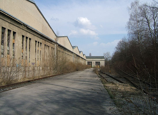 Seitliche Halleneinfahrt. Seitliche Halleneinfahrt zur Schiebebühne Seitliche Halleneinfahrt. Seitliche Halleneinfahrt zur Schiebebühne
