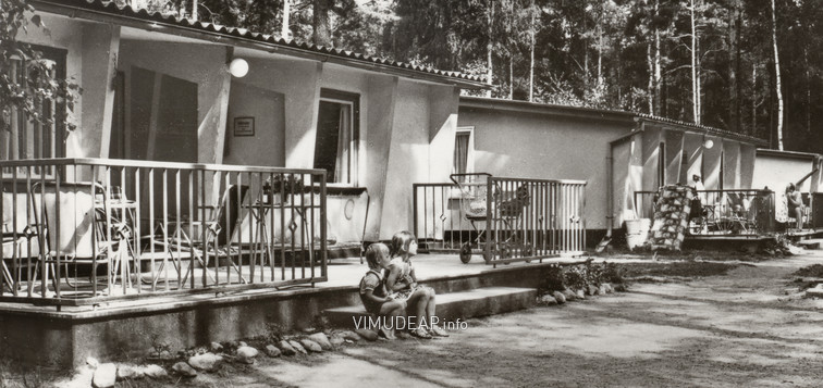 KRÖLBAU Mittelschiff mit zwei Seitenschiffen als Bungalow. Ansichtskarte (1981) »Deutschbaselitz (Kr. Kamenz). Bungalows am Waldbad. Foto: Berthold, Dresden. Bild und Heimat, Reichenbach (Vogtl.)« Bild 9729