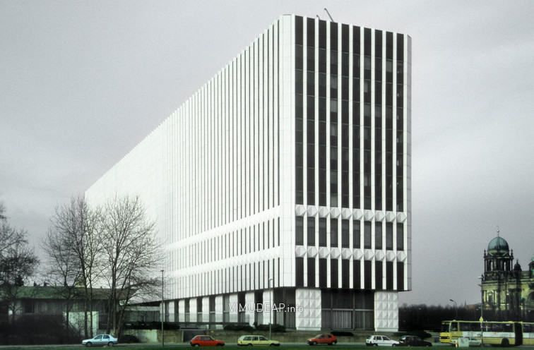 Gebäuderiegel des Ministeriums wenige Monate vor dem Abriss. Rechts angeschnitten der Berliner Dom, Blickrichtung Norden. Gebäuderiegel des Ministeriums wenige Monate vor dem Abriss. Rechts angeschnitten der Berliner Dom, Blickrichtung Norden.