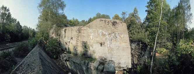 Bruchdach. Fast noch vollständig erhaltene Decke auf dem Göring-Bunker, den dieser nie benutzt hat, da er seltener Gast in der Wolfsschanze war. Bruchdach. Fast noch vollständig erhaltene Decke auf dem Göring-Bunker, den dieser nie benutzt hat, da er seltener Gast in der Wolfsschanze war.