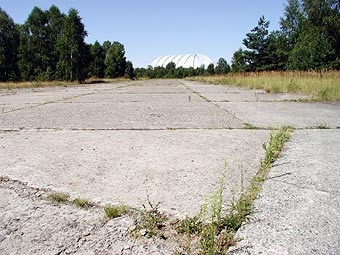 Cargolifter. Fast von jedem Punkt des Flugplatzes aus ist die riesige Montagehalle für den 'Cargolifter' zu sehen. Cargolifter. Fast von jedem Punkt des Flugplatzes aus ist die riesige Montagehalle für den 'Cargolifter' zu sehen.