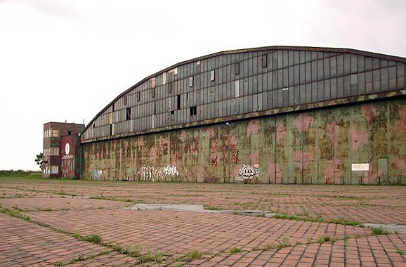 Hangar. Ein Hangar für sehr grosse Flugzeuge bzw. deren Reperatur. Hangar. Ein Hangar für sehr grosse Flugzeuge bzw. deren Reperatur.