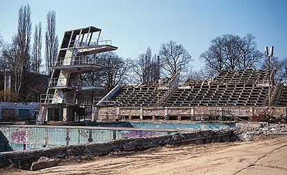 Sprungturm. Sprungturm, Becken und Tribünen Sprungturm. Sprungturm, Becken und Tribünen