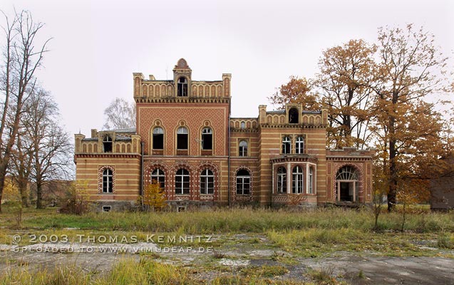 Herrenhaus Vorderfront. Vorderfront (Südwestansicht) des 1876-77 von Gropius & Schmieden im maurischen Stil errichteten Gentzschen Herrenhauses. Herrenhaus Vorderfront. Vorderfront (Südwestansicht) des 1876-77 von Gropius & Schmieden im maurischen Stil errichteten Gentzschen Herrenhauses.