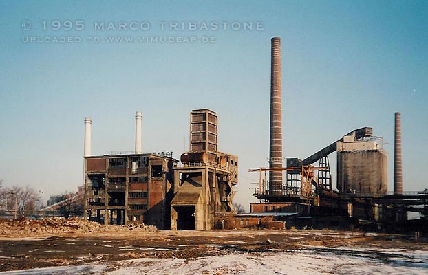 Ofenbatterie. Blick gegen die Ofenbatterie und den Kohleturm. Auf der freien Fläche im Vordergrund stand eine weitere Ofenbatterie, welche 1994 rückgebaut wurde. Ofenbatterie. Blick gegen die Ofenbatterie und den Kohleturm. Auf der freien Fläche im Vordergrund stand eine weitere Ofenbatterie, welche 1994 rückgebaut wurde.