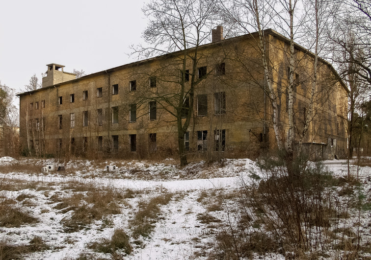 Gesamtansicht des ehemaligen Großraumgefechtsstandes bei Döberitz von Südwesten. An der Südfassade ist noch deutlich der ursprüngliche Tarnanstrich zu erkennen. Auf dem Dach befindet sich ein Luftbeobachtungsstand. Gesamtansicht des ehemaligen Großraumgefechtsstandes bei Döberitz von Südwesten. An der Südfassade ist noch deutlich der ursprüngliche Tarnanstrich zu erkennen. Auf dem Dach befindet sich ein Luftbeobachtungsstand.