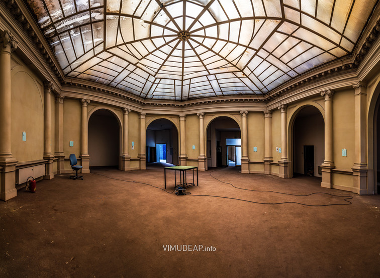 Panoramaaufnahme des Lichthofs im 3. Stock Panoramaaufnahme des Lichthofs im 3. Stock