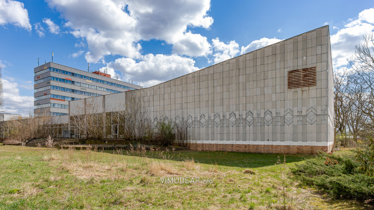 Bild in Bearbeitung. Nordfassade des Hörsaals mit Zwischenbau. Dahinter das heutige Dienstgebäude K12, ehem. »Haus Theorie und Information«.