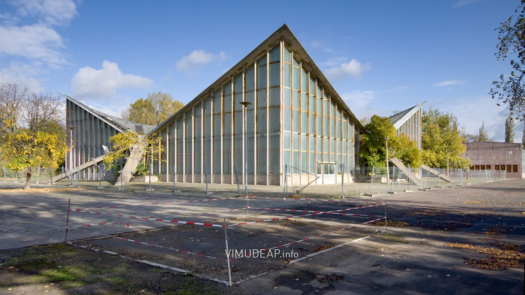 Die »Hyparschale« des Ausstellungszentrums von Südwesten aus gesehen mit Ausstellungshalle 2 am rechten Bildrand. Die »Hyparschale« des Ausstellungszentrums von Südwesten aus gesehen mit Ausstellungshalle 2 am rechten Bildrand.