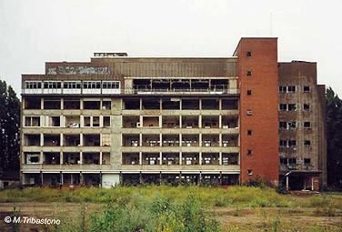 Mc Fadzean-Building 02. Ansicht von der Nordseite mit demontierter Glasfassade. Die historische <a data-static href="/de/atlas/kabelwerk-bicc-london/images/#image-4884" title="Kabelwerk BICC London">Aufnahme</a> zeigt das Gebäude kurz nach der Eröffnung im Jahre 1959. Mc Fadzean-Building 02. Ansicht von der Nordseite mit demontierter Glasfassade. Die historische <a data-static href="/de/atlas/kabelwerk-bicc-london/images/#image-4884" title="Kabelwerk BICC London">Aufnahme</a> zeigt das Gebäude kurz nach der Eröffnung im Jahre 1959.