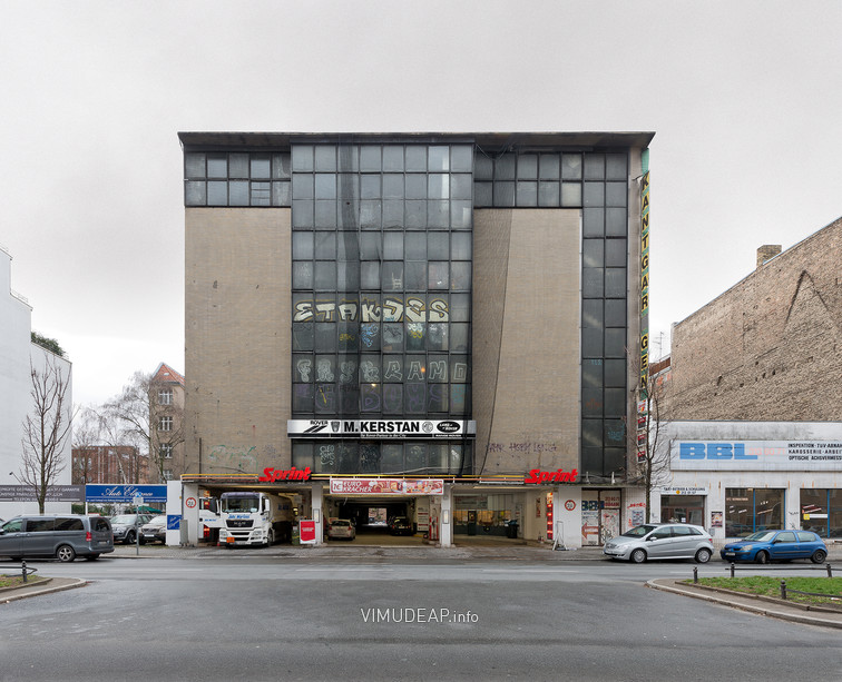 Hauptfassade an der Kantstraße. Hauptfassade an der Kantstraße.