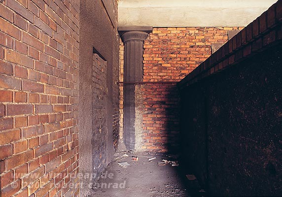 karipol_05. Veränderungen aus Zeiten der DDR am Haupteingang karipol_05. Veränderungen aus Zeiten der DDR am Haupteingang