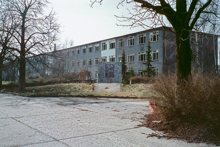Truppenunterkunft. Es gibt zwei baugleiche Gebäude auf beiden Seiten des Appellplatzes, in der Bildmitte ein Podest, auf dem früher ein Panzer stand. Truppenunterkunft. Es gibt zwei baugleiche Gebäude auf beiden Seiten des Appellplatzes, in der Bildmitte ein Podest, auf dem früher ein Panzer stand.