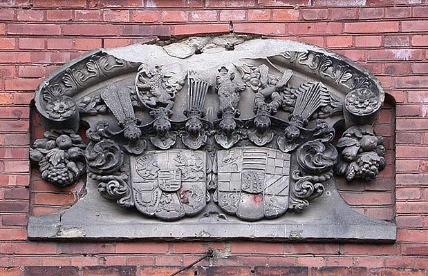 Wappen. Das Wappen hängt noch immer über dem Haupteingang. Wappen. Das Wappen hängt noch immer über dem Haupteingang.