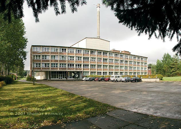 Verwaltungsgebäude. Auf den ersten Blick nichts Besonderes: PkW künden von alltäglicher Betriebssamkeit. Doch: es arbeiten nur rund 200 Mitarbeiter hier, die ausschliesslich mit der planmäßigen Demontage beschäftigt sind. Und: zu DDR-Betriebszeiten kam das Personal ausschliesslich per Reichsbahn oder Fahrrad zum Standort. Privat-PKW bildeten die Ausnahme. Verwaltungsgebäude. Auf den ersten Blick nichts Besonderes: PkW künden von alltäglicher Betriebssamkeit. Doch: es arbeiten nur rund 200 Mitarbeiter hier, die ausschliesslich mit der planmäßigen Demontage beschäftigt sind. Und: zu DDR-Betriebszeiten kam das Personal ausschliesslich per Reichsbahn oder Fahrrad zum Standort. Privat-PKW bildeten die Ausnahme.