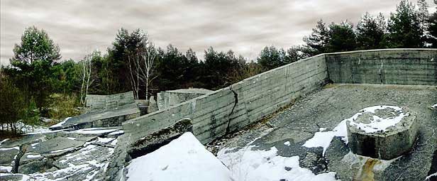 Dachlandschaft. Gesprengtes Dach eines Hochbunkers. Rechts im Vordergrund Flak-Turmreste mit Montagesockel für Flak Dachlandschaft. Gesprengtes Dach eines Hochbunkers. Rechts im Vordergrund Flak-Turmreste mit Montagesockel für Flak