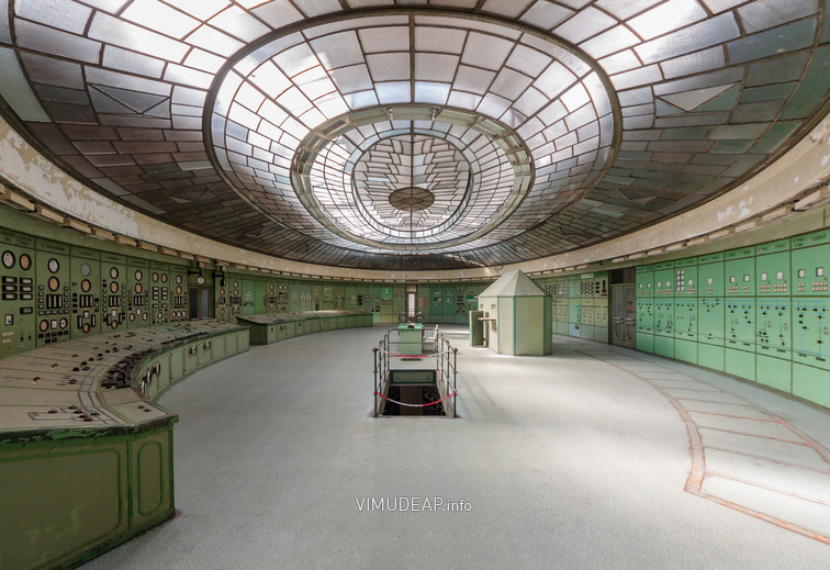 Art Deco Schaltwarte mit Einmann-Splitterschutzzelle (rechte Bildmitte). Art Deco Schaltwarte mit Einmann-Splitterschutzzelle (rechte Bildmitte).