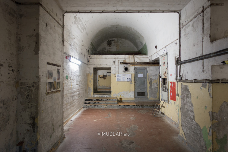 Haupteingang des ehemaligen Fernmeldebunkers »Zeppelin« Haupteingang des ehemaligen Fernmeldebunkers »Zeppelin«