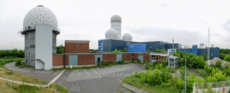 Überblick über die Gebäude von der Dining Facility aus. Überblick über die Gebäude von der Dining Facility aus.