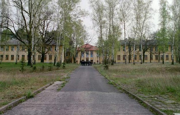 Hindenburg-Haus. Hindenburg-Haus (Gemeinschaftshaus des Olympischen Dorfes). Gesamtansicht (Mitteltrakt und zwei Seitenflügel) Hindenburg-Haus. Hindenburg-Haus (Gemeinschaftshaus des Olympischen Dorfes). Gesamtansicht (Mitteltrakt und zwei Seitenflügel)