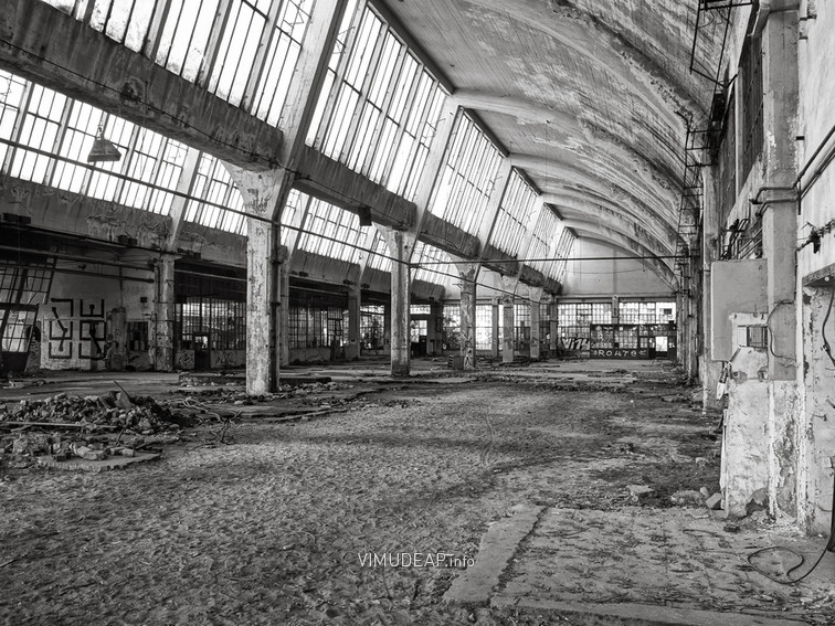 Werkzeugmacherei mit Schalensheddach. Werkzeugmacherei mit Schalensheddach.