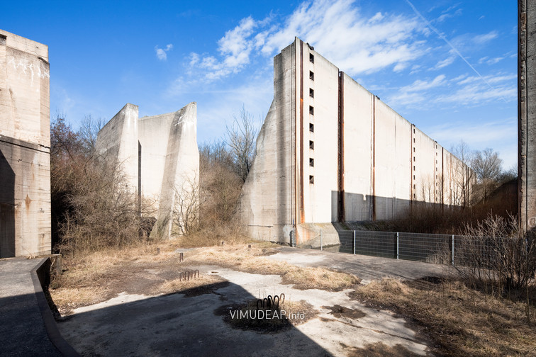 Blick Richtung Nordosten auf Widerlager der Straßenbrücke, Überlauf des oberen Sparbeckens und Schleusenkammer der nicht vollendeten Schleuse bei Wüsteneutzsch. Blick Richtung Nordosten auf Widerlager der Straßenbrücke, Überlauf des oberen Sparbeckens und Schleusenkammer der nicht vollendeten Schleuse bei Wüsteneutzsch.