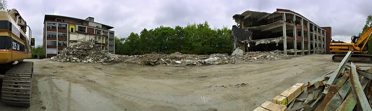 Abriss. Der Abriss der Produktionshallen in vollem Gange, links das Verwaltungsgebäude, das zur Zeit noch unter Denkmalschutz steht. Abriss. Der Abriss der Produktionshallen in vollem Gange, links das Verwaltungsgebäude, das zur Zeit noch unter Denkmalschutz steht.