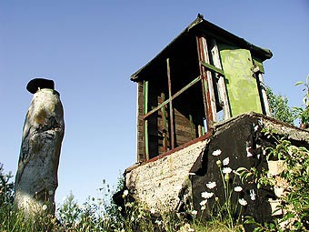 Tambourschacht. Durch einen Aufbau geschützt: ein Tambourschacht. Links daneben eine Abluft-Esse Tambourschacht. Durch einen Aufbau geschützt: ein Tambourschacht. Links daneben eine Abluft-Esse