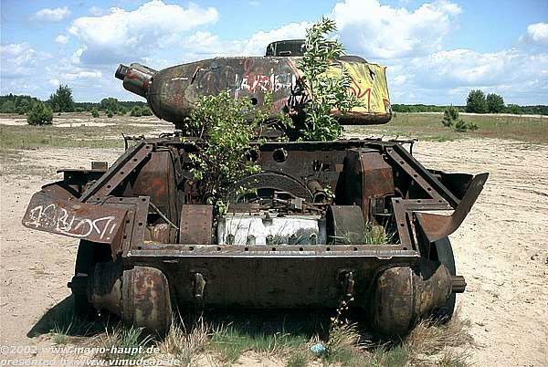 T34 2. Heckansicht: gut zu erkennen sind Getriebe, Lenkung und seitliche Tanks T34 2. Heckansicht: gut zu erkennen sind Getriebe, Lenkung und seitliche Tanks