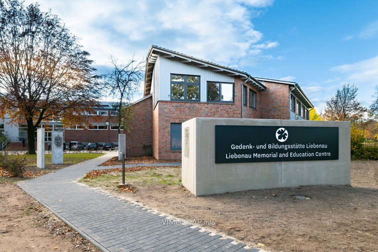 Außenansicht der Gedenk- und Bildungsstätte Liebenau am Abend vor der Eröffnung.  Aufnahmedatum: 03.11.2023, © Thomas Kemnitz.<span class="lightbox-bottom-description-additional"> Bildnummer: 9469, geladen am: 13.12.2023.</span> Bild 9469