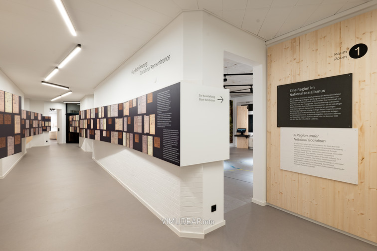 Im »Flur der Erinnerung« sind an den Wänden 240 der insgesamt 653 vorhandenen Karteikarten der 2.000 Todesopfer der Pulverfabrik Liebenau zu sehen - vornehmlich sowjetische Kriegsgefangene und osteuropäische Zwangsarbeiter:innen. Ausgedruckt und laminiert sind alle 653 Karteikarten  zusätzliche als haptisches und ›aktives‹ Element einsehbar.  Aufnahmedatum: 03.11.2023, © Thomas Kemnitz.<span class="lightbox-bottom-description-additional"> Bildnummer: 9472, geladen am: 13.12.2023.</span> Bild 9472