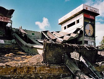 Gesprengt. Gesprengter Beleuchtungsmast Nord-West. Durch den Aufprall des Masten stürzte die Fertigelement-Ueberdachung der Westestrade ein. Rechts davon der Kommandoturm West Gesprengt. Gesprengter Beleuchtungsmast Nord-West. Durch den Aufprall des Masten stürzte die Fertigelement-Ueberdachung der Westestrade ein. Rechts davon der Kommandoturm West