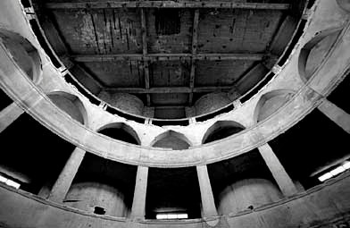 Deckenuntersicht. Decke, über der sich der stählerne Wasserbehälter befindet Deckenuntersicht. Decke, über der sich der stählerne Wasserbehälter befindet