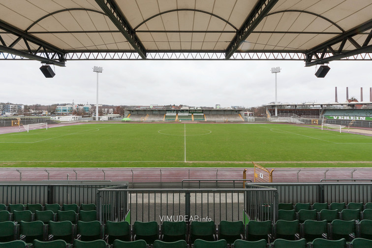 Blick von der Gegengeraden auf die Haupttribüne. Blick von der Gegengeraden auf die Haupttribüne.