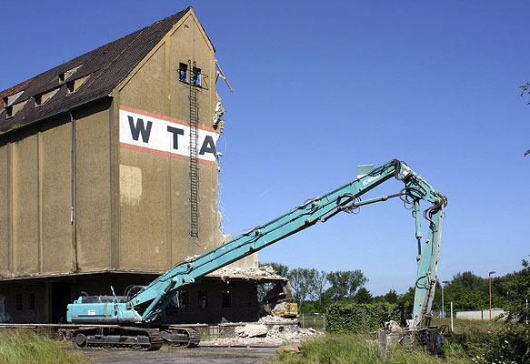 Der Anfang vom Ende. Der Abriss war im juli 2005 bereits im Gange Der Anfang vom Ende. Der Abriss war im juli 2005 bereits im Gange