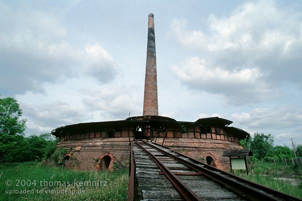 Ringofen. Ringofen der Ziegelei mit Gleisen zum Brennstofftransport auf die <a data-static href="/de/atlas/ziegelei-parey/images/#image-5162" title="Ziegelei Parey">Ofenbühne</a>. Blick aus Richtung Elbe-Havel-Kanal. Ringofen. Ringofen der Ziegelei mit Gleisen zum Brennstofftransport auf die <a data-static href="/de/atlas/ziegelei-parey/images/#image-5162" title="Ziegelei Parey">Ofenbühne</a>. Blick aus Richtung Elbe-Havel-Kanal.