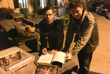 28.05.2016: Nächtliche »Signierstunde« des Bildbandes <a href="https://VIMUDEAP.info/stillgelegt">STILLGELEGT</a> auf dem Kollwitzplatz Berlin (Michael Täger, Robert Conrad). Bild 9447