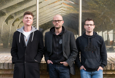 24.10.2015: Teamportrait (Conrad, Kemnitz, Täger) für den Bildband STILLGELEGT mit Blick in die so genannte »Mendelsohnhalle«, einer ehem. Produktionshalle der Hutfabrik Steinberg, Herrmann & Co. in Luckenwalde, erbaut 1923 von Erich Mendelsohn. <a target="_blank" href="https://vimudeap.info/panoramen/mendelsohn-hutfabrik-luckenwalde/">Interaktives 360° Übersichtspanorama</a> Bild 9448