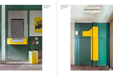 Kapitel 36, S. 230/231: Postamt Berlin 20 in Berlin-Spandau, Postschalter mit Werbung aus den 1990er Jahren und Elektroschaltschrank im Treppenhaus mit Angabe des Stockwerks Bild 8866