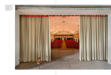 Kapitel 9, S. 62/63: Stammlager des Heeres in Wünsdorf, Früherer Fechtsaal der Militärturnanstalt, nach 1953 zum Theater im sowjetischen „Haus der Offiziere“ umgebaut, Blick von der Bühne in den Zuschauerraum Bild 8867