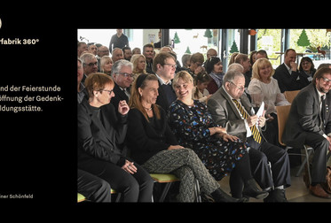 Während der Feierstunde zur Eröffnung der Gedenk- und Bildungsstätte am 4. November 2023. In der ersten Reihe von links nach rechts: Dr. Elke Gryglewski,  Geschäftsführerin der Stiftung niedersächsische Gedenkstätten in Celle; 
Katja Keul, MdB BÜNDNIS 90/DIE GRÜNEN  und Staatssekretärin im Außenministerium
 Marja-Liisa Völlers, MdB SPD; Walter Eisner, Vorsitzender der Dokumentationsstelle Pulverfabrik Liebenau e.V.; Martin Guse, Gedenkstättenleiter und Geschäftsführer der Dokumentationsstelle Pulverfabrik Liebenau e.V.; Bernd Brieber, Zweiter Vorsitzender der Dokumentationsstelle Pulverfabrik Liebenau e.V.. Screenshot aus der Kurzdokumentation der Eröffnung. Sie ist Bestandteil der <a target="_blank" href="https://vimeo.com/tk360/vr-simulation-liebenau">Videosimulation zur VR-App »Pulverfabrik 360°«</a>. © Reiner Schönfeld. <span class="lightbox-bottom-description-additional"> Bildnummer: 9464, geladen am: 13.12.2023.</span> Bild 9464