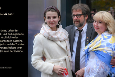 Martin Guse, Leiter der Gedenk- und Bildungsstätte, mit der Großnichte der Zwangsarbeiterin Katerina Derewjanko und der Tochter des Zwangsarbeiters Iwan Dudar (re.) aus der Ukraine. Screenshot aus der Kurzdokumentation der Eröffnung. Sie ist Bestandteil der <a target="_blank" href="https://vimeo.com/tk360/vr-simulation-liebenau">Videosimulation zur VR-App »Pulverfabrik 360°«</a>. © Reiner Schönfeld. <span class="lightbox-bottom-description-additional"> Bildnummer: 9465, geladen am: 13.12.2023.</span> Bild 9465