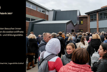 Die ersten Besucher:innen betreten die soeben eröffnete Gedenk- und Bildungsstätte Liebenau. Screenshot aus der Kurzdokumentation der Eröffnung. Sie ist Bestandteil der <a target="_blank" href="https://vimeo.com/tk360/vr-simulation-liebenau">Videosimulation zur VR-App »Pulverfabrik 360°«</a>. © Michael Kiel, Jugendhilfe Eickhof. <span class="lightbox-bottom-description-additional"> Bildnummer: 9466, geladen am: 13.12.2023.</span> Bild 9466