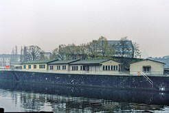 Grenzabfertigungsstelle am Bahnhof Friedrichstraße in Berlin-Mitte (Berlin-Hauptstadt der DDR), so genannter Tränenpalast. Im Vordergrund Spree und Baracken der Grenztruppen und des Ministeriums für Staatssicherheit am Reichstagsufer, im Hintergrund der Admiralspalast. Bild 9135